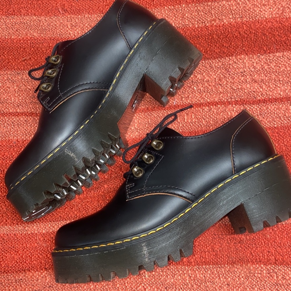 DR MARTENS LEONA LO OXFORD SZ 39 EU/ 8 US WOMEN - Picture 5 of 9